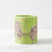 三つの小さなスクワリングのフクロウ絵画 – アクリル。 ツートーンマグカップ (中央)