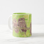 三つの小さなスクワリングのフクロウ絵画 – アクリル。 ツートーンマグカップ (正面左)