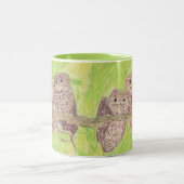 三つの小さなスクワリングのフクロウ絵画 – アクリル。 ツートーンマグカップ (中央)