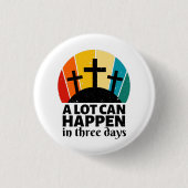 三つの日でたくさん起こる 缶バッジ (正面)
