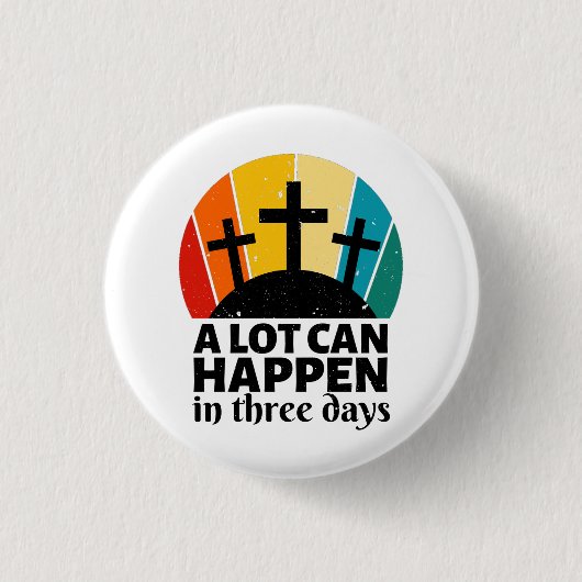 三つの日でたくさん起こる 缶バッジ (正面)