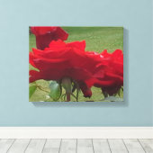 三つの赤いバラ キャンバスプリント (インサイチュ (ウッドフロア))