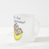 三つ子の二番目 – 2人の女の子と1人の男の子 フロストグラスマグカップ (正面右)