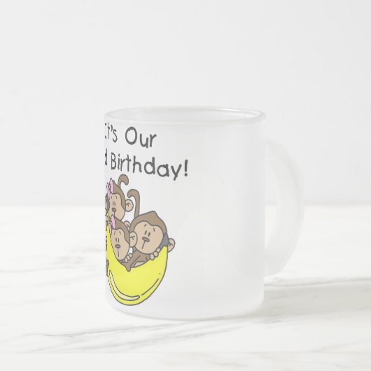 三つ子の二番目 – 2人の女の子と1人の男の子 フロストグラスマグカップ (正面右)