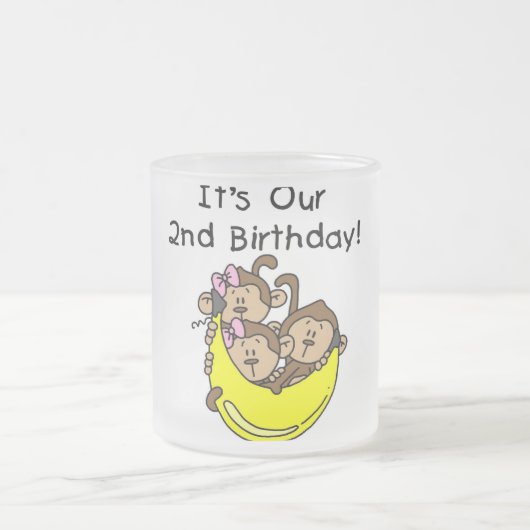 三つ子の二番目 – 2人の女の子と1人の男の子 フロストグラスマグカップ (中央)