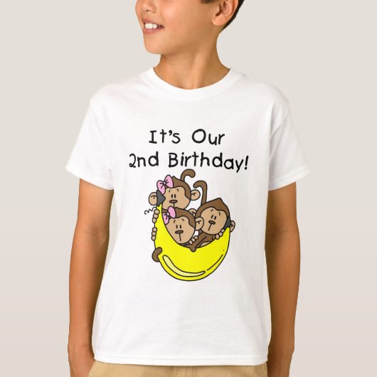 三つ子の二番目 – 2人の女の子と1人の男の子 Tシャツ (正面)