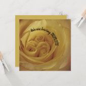 三つ子の黄色のバラのベビー発表を持つ カード (正面/裏面インサイチュ)