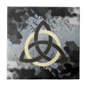 三位一体の結び目のケルト族の暗闇は空を曇らせます タイル (正面)