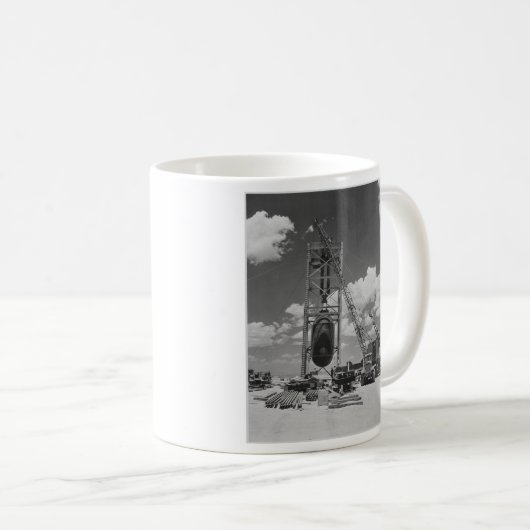 三位一体テストのために置かれるジャンボ原爆 コーヒーマグカップ (正面右)