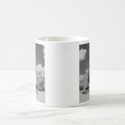 三位一体テストのために置かれるジャンボ原爆 コーヒーマグカップ (中央)