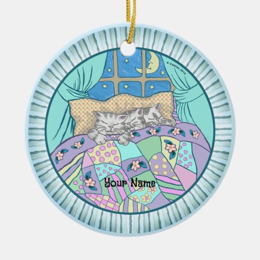 三匹の子猫が寝る セラミックオーナメント (正面)