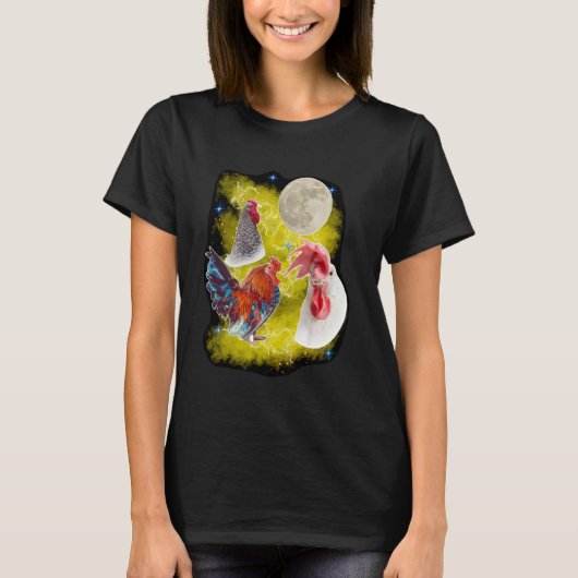 三匹の鶏の月 三匹の雌鳥が夜に月に向かって鳴く雄鶏 Tシャツ (正面)