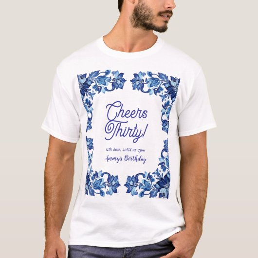 三十歳の誕生日おめでとう ロイヤルブルーの花の縁取り ナ Tシャツ (正面)