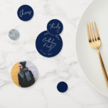 三十 |シルバーとネイビーモダン30th Birthday Photo コンフェッティ<br><div class="desc">この30歳の誕生日フォトテーブルの紙吹雪でスタイリッシュ、特別な日に詳細を追加。このデザインは、ネイビーブルー&シルバーカラーコンボのシックなブラシスクリプト"Thirty"、"応援"、"誕生日"を備えている。私のショップBaraBomDesignでは、より多くのデザインやパーティー用品が利用可能である。</div>