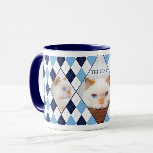 三叉の矛猫のアーガイル柄のなコーヒーMug_01 マグカップ (正面左)