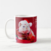 三叉の矛猫のクリスマスのコーヒー・マグ コーヒーマグカップ (左)