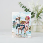 三小さな女の子遊がビーチに ポストカード (スタンド正面)