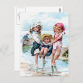 三小さな女の子遊がビーチに ポストカード (正面/裏面)