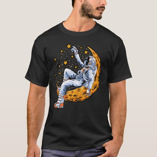 三日月に座っている宇宙飛行士 Tシャツ (正面)