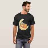 三日月に眠る可愛いオレンジ色の猫 Tシャツ (正面フル)
