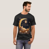 三日月に眠る猫メンズTシャツ Tシャツ (正面フル)