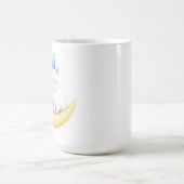 三日月のに座るかわいい白い子猫のマグカップ コーヒーマグカップ (中央)