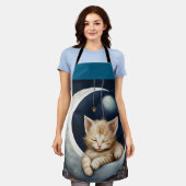 三日月の物体で眠っている子猫 エプロン (着用した状態)