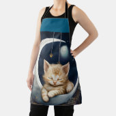 三日月の物体で眠っている子猫 エプロン (インサイチュ)