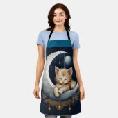 三日月の物体で眠っている子猫 エプロン (着用した状態)
