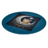 三日月の物体で眠っている子猫 カッティングボード (角)