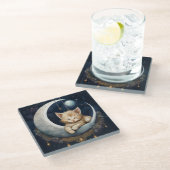 三日月の物体で眠っている子猫 ガラスコースター (アングル)