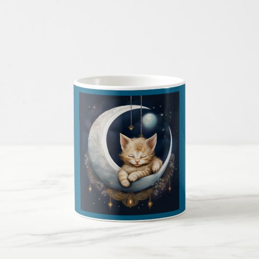 三日月の物体で眠っている子猫 コーヒーマグカップ (中央)