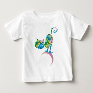 三日月カラフルの上の猫 ベビーTシャツ