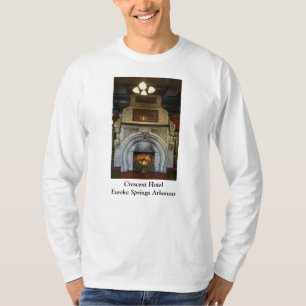 三日月形のホテルの暖炉 Tシャツ