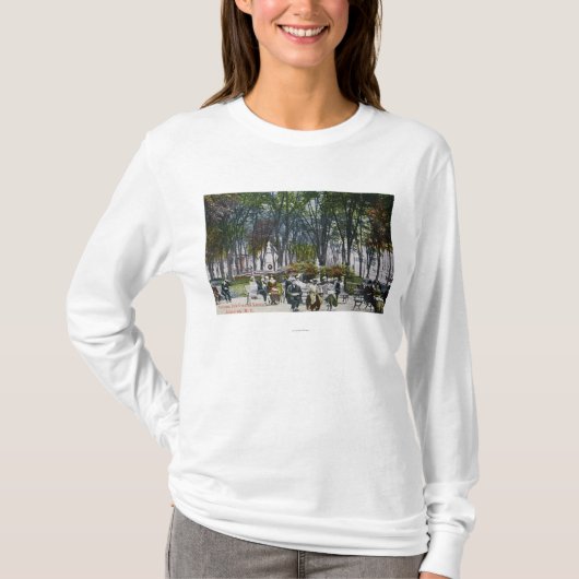 三日月形公園の眺め Tシャツ (正面)