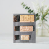 三本の円筒が印影で封じられている ポストカード (スタンド正面)