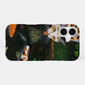 三毛猫と錦鯉 iPhone 16ケース (裏面横)