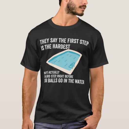 三番目が一番硬おもしろいい男の泳ぎ Tシャツ (正面)