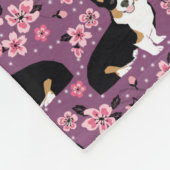 三着色されたコーギーの桜-紫色 フリースブランケット (角)