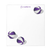 三紫の白いバスケットボール名前をカスタムする ノートパッド (正面)