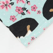 三色のコルギさくらんぼの花のフローラ フリースブランケット (角)