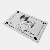 三色パピヨンかわいい犬とカスタム文字 ドアマット (アングル)