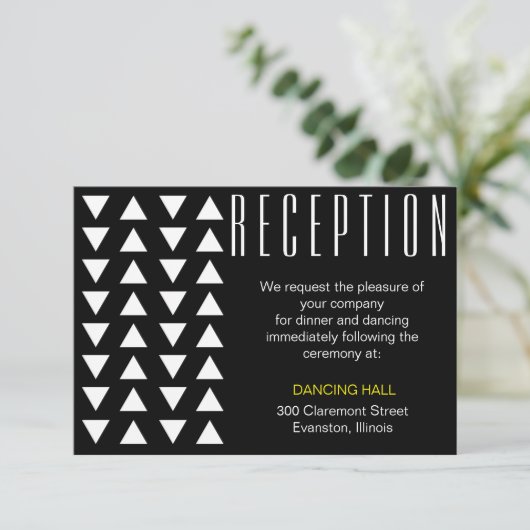 三角形の黄色のアクセントが付いた結婚式の受付カード エンクロージャーカード (スタンド正面)