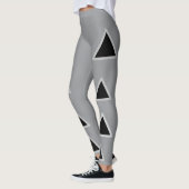 三角設計のリーギング レギンス (左)