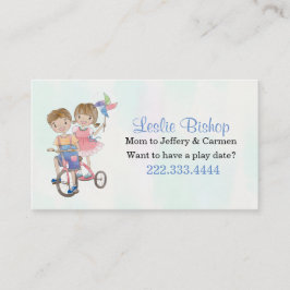 三輪車のお母さんの演劇の日付カードの男の子そして女の子 コーリングカード