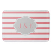 上がりましたまたは白のストライプwの灰色は、イニシャルを加えます バスマット (正面)