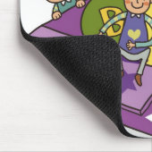 上がる腕および男の子の着席と立っている女の子 マウスパッド (コーナー)