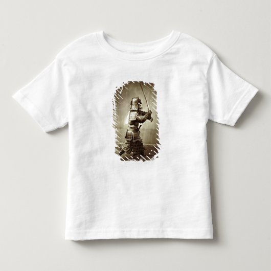 上げられた剣、c.1860 (卵白のプリント)を持つ武士 トドラーTシャツ (正面)