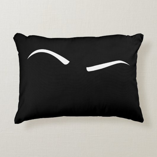 上げられた眉毛(白い) アクセントクッション (正面)