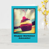 上にさくらんぼカラフルを付けたカップケーキ カード (黄色い花)